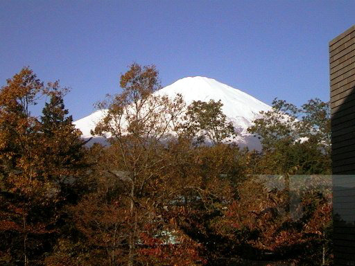 会場の窓から望んだ富士山