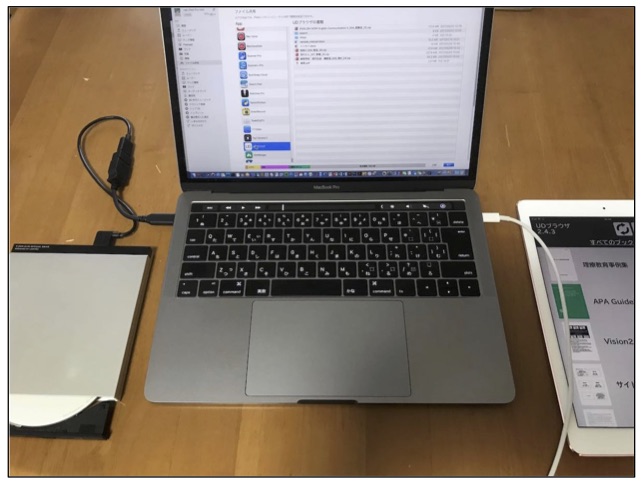 CD（DVD）付きのPCからiPadへデータを取り込むための装置