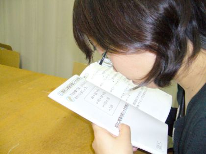 図2.4.8 サンプル教科書の読み上げ課題を行っている様子:児童生徒がサンプル教科書数学のページを読み上げる課題を行っている様子を写した写真