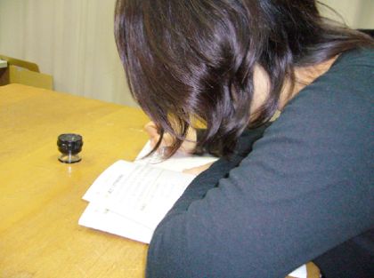 図2.4.9 サンプル教科書の書き写し課題を行っている様子:児童生徒がサンプル教科書を用いて内容の書き写し課題を行っている様子を写した写真